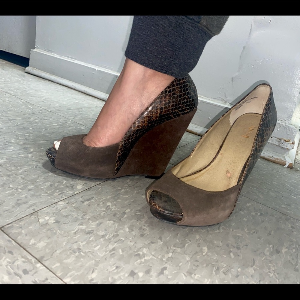 Brown wedges by levity.